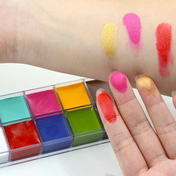 La pintura coloreada fácil toda de la cara en colores de una paleta 12 del maquillaje impermeabiliza duradero
