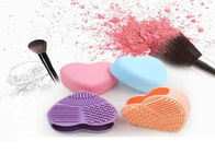 China Limpiador de cepillo en forma de corazón lavable de la belleza de los accesorios profesionales del maquillaje compañía